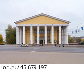 Историческое здание Национального Академического драматического театра имени Якуба Коласа на одной из центральных улиц Витебска, Белоруссия.  Величественные колонны, элементы классического стиля, серое осеннее небо, улица, автомобиль такси, прохожие люди. Редакционное фото, фотограф Сергей Никифоров-Гордеев / Фотобанк Лори