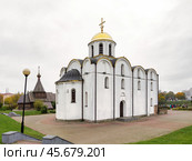 Величественная Благовещенская церковь в центре Витебска выделяется белоснежными стенами и золотым куполом. Архитектура отражает православные традиции республики Белорусь. Место паломничества туристов и прогулок местных жителей. На фоне видно строение деревянной церкви в честь Александра Невского. Редакционное фото, фотограф Сергей Никифоров-Гордеев / Фотобанк Лори