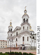 Свято-Успенский кафедральный собор, расположенный в центре Витебска, впечатляет своим величием. Нижний ракурс подчеркивает стать и красоту архитектуры собора. Редакционное фото, фотограф Сергей Никифоров-Гордеев / Фотобанк Лори