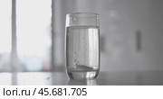 Effervescent aspirin pill in a glass of wate. Soluble tablet shot on super slow motion camera 1000 fps. Стоковое видео, видеограф Андрей Армягов / Фотобанк Лори
