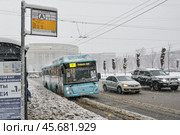 Санкт-Петербург зимой. Бирюзовый автобус подъезжает к автобусной остановке. Редакционное фото, фотограф Александр Алексеев / Фотобанк Лори