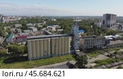 Зерновой элеватор на Мелькомбинатовском проезде в городе Кирове до сноса - съемка с дрона в 2019 году. Стоковое видео, видеограф Владислав Самошкин / Фотобанк Лори