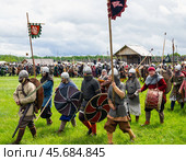 Марш участников фестиваля перед началом показательных выступлений. Фестиваль исторической реконструкции "Русборг". (2024 год). Редакционное фото, фотограф Вячеслав Палес / Фотобанк Лори