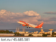 easyJet Airbus A320-214 passenger plane takes off on runway in Humberto Delgado Airport in Lisbon (2023 год). Редакционное фото, фотограф Дмитрий Рухленко / Фотобанк Лори