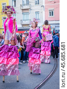 Carnival parade in streets of Lisbon by artistic collective Clandestine Colombina (2024 год). Редакционное фото, фотограф Дмитрий Рухленко / Фотобанк Лори