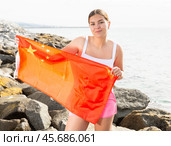 Young woman on coast posing with flag of China. Стоковое фото, фотограф Яков Филимонов / Фотобанк Лори