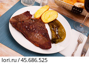 Grilled beef steak with potatoes and jalapenos peppers. Стоковое фото, фотограф Яков Филимонов / Фотобанк Лори