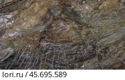 Icicles in cave on Baikal lake. Стоковое видео, видеограф Михаил Коханчиков / Фотобанк Лори
