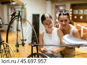 Woman and teenage girl looking at vintage bicycles in museum. Стоковое фото, фотограф Яков Филимонов / Фотобанк Лори