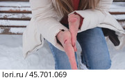 A young woman warms her hands in the cold by rubbing. Snow, winter, cold. Стоковое видео, видеограф Терехова Марина / Фотобанк Лори