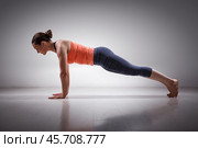 Woman does yoga asana Utthita Chaturanga Dandasa. Стоковое фото, фотограф Дмитрий Рухленко / Фотобанк Лори