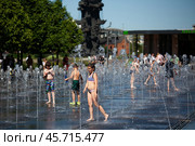 Дети плещутся в фонтане (2022 год). Редакционное фото, фотограф Дмитрий Киселёв / Фотобанк Лори