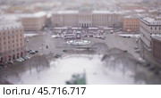 View of St. Petersburg from the colonnade of the Cathedral of St. Isaac. Tilt shift lens shooting with super shallow depth of field. (2023 год). Стоковое видео, видеограф Андрей Армягов / Фотобанк Лори