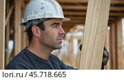 Construction Worker Young Man Carrying Wood Beam. Builder Working On Wooden House Frame. Wood built. Builder constructing roof structure. Carpenter building house construction. Heavy Labor. Industrial. Стоковое AI-видео, аниматор Марина Демидюк / Фотобанк Лори