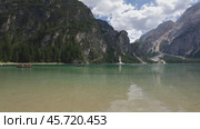 Lake Lago di Braies in Dolomites, Italy Alps (2022 год). Стоковое видео, видеограф Андрей Армягов / Фотобанк Лори