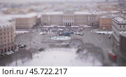 View of St. Petersburg from the colonnade of the Cathedral of St. Isaac. Tilt shift lens shooting with super shallow depth of field. (2023 год). Стоковое видео, видеограф Андрей Армягов / Фотобанк Лори