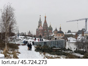 Moscow, Russia - December 13, 2020: Zaryadye landscape park in the center of Moscow. Редакционное фото, фотограф Ольга Сейфутдинова / Фотобанк Лори