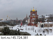 Moscow, Russia - December 13, 2020: Zaryadye landscape park in the center of Moscow. Редакционное фото, фотограф Ольга Сейфутдинова / Фотобанк Лори