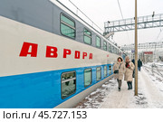 Вагон пассажирского поезда с надписью «Аврора». Первый рейс с Ленинградского вокзала возрождённого пассажирского скоростного поезда «Аврора» из Москвы в Санкт-Петербург. Редакционное фото, фотограф Румянцева Наталия / Фотобанк Лори