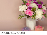 Greeting card for birthday, women's day March 8, Valentine's Day, mother's day or anniversary. Beautiful bouquet of delicate fresh flowers and gift boxes. Empty space for congratulation text. Стоковое фото, фотограф Виктория Катьянова / Фотобанк Лори