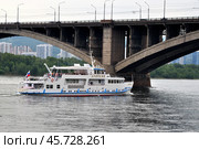 Теплоход "Куприян" на фоне Коммунального моста. Река Енисей. Город Красноярск (2024 год). Стоковое фото, фотограф Александр Тараканов / Фотобанк Лори