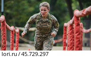 Female soldier running on obstacle course during military training. Стоковое AI-видео, аниматор Юрий Поздников / Фотобанк Лори