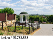 Городской пейзаж, ротонда на сотровой площадке и спуск к набережной реки Красивая Меча, Ефремов, Тульская область, Россия (2024 год). Редакционное фото, фотограф Андрей Цыганков / Фотобанк Лори