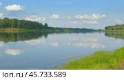 Landscape with calm river and clouds. Стоковое видео, видеограф Михаил Коханчиков / Фотобанк Лори