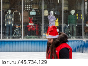 Витрина магазина товаров для всей семьи в подмосковном городе Лобня Московской области, Россия. Редакционное фото, фотограф Николай Винокуров / Фотобанк Лори