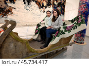 Женщины сидят в новогодних санях. Музейный комплекс им И.Я. Словцова. Город Тюмень (2023 год). Редакционное фото, фотограф Александр Тараканов / Фотобанк Лори