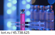 Glass ampoule with clear pink liquid and a syringe. Syringe next to the vial. Medicine bottle. Syringe of botulinum toxin, hualuronic, collagen or flu on a blue medical laboratory background. Close Up. Стоковое AI-видео, аниматор Марина Демидюк / Фотобанк Лори