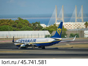 Ryanair Boeing 737-8AS passenger plane taxi on runway in Humberto Delgado Airport in Lisbon (2023 год). Редакционное фото, фотограф Дмитрий Рухленко / Фотобанк Лори