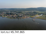 Южный Урал, Башкортостан, село Нугуш и плотина Нугушского водохранилища. Вид с воздуха. Southern Urals, Bashkortostan, the village of Nugush and the dam of the Nugush reservoir. Aerial view. (2024 год). Стоковое фото, фотограф Евгений Романов / Фотобанк Лори
