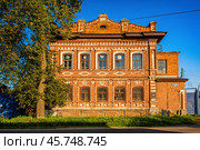 Старый, кирпичный, двухэтажный дом (Дом И.Л. Семина в Богородске) (2024 год). Редакционное фото, фотограф Илья Старков / Фотобанк Лори