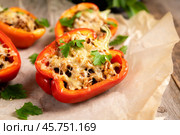 Запеченные фаршированные перцы на старом деревянном столе. Еда и продукты. Осенняя кухня. Малая глубина резкости. Стоковое фото, фотограф Андрей Пустякин / Фотобанк Лори