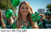 Celebrating St Patricks Day with green balloons in a lively city parade. Стоковое AI-изображение, AI-художник Юлия Гапеенко / Фотобанк Лори