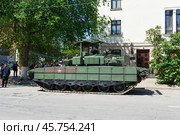 Основной боевой танк Т-80БВМ, подготовка к параду Победы. Волгоград, улица Мира, Россия. (2024 год). Редакционное фото, фотограф Андрей Цыганков / Фотобанк Лори