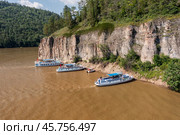 Южный Урал, Башкортостан, Нугушское водохранилище: прогулочные суда у скал в месте слияния рек Нугуш и Урюк. Вид с воздуха. Southern Urals, Bashkortostan, Nugush reservoir: pleasure crafts near the cliffs at the confluence of the Nugush and Uryuk rivers. Aerial view. (2024 год). Редакционное фото, фотограф Евгений Романов / Фотобанк Лори