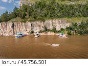 Южный Урал, Башкортостан, Нугушское водохранилище: прогулочные суда у скал в месте слияния рек Нугуш и Урюк. Вид с воздуха. Southern Urals, Bashkortostan, Nugush reservoir: pleasure crafts near the cliffs at the confluence of the Nugush and Uryuk rivers. Aerial view. (2024 год). Редакционное фото, фотограф Евгений Романов / Фотобанк Лори