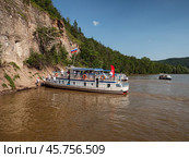 Южный Урал, Башкортостан, Нугушское водохранилище: прогулочные суда у скал в месте слияния рек Нугуш и Урюк. Вид с воздуха. Southern Urals, Bashkortostan, Nugush reservoir: pleasure crafts near the cliffs at the confluence of the Nugush and Uryuk rivers. Aerial view. (2024 год). Редакционное фото, фотограф Евгений Романов / Фотобанк Лори