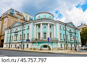 Дом Разумовского - Шереметева (также наугольный дом Шереметева). Улица Воздвиженка, 8. Москва. Россия (2024 год). Редакционное фото, фотограф E. O. / Фотобанк Лори