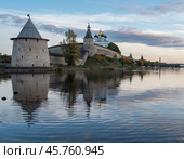 Псковский Кремль у реки с вечерним небом. Редакционное фото, фотограф Анна Шейко / Фотобанк Лори