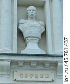 Бюст генерал-лейтенанта Степана Александровича Хрулева (1807–1870) в нише здания панорамы «Оборона Севастополя 1854-1855 гг.». Севастополь, Исторический бульвар, 1 (2021 год). Редакционное фото, фотограф Сергей Елизарьев / Фотобанк Лори