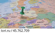 Czech Republic - Travel concept with green pushpin on the world map. The location point on the map points to Prague, the capital of the Czech Republic. (2022 год). Стоковое видео, видеограф Андрей Армягов / Фотобанк Лори