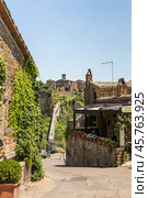 Старая улочка Civita di Bagnoregio (2015 год). Стоковое фото, фотограф Довбыш Владислав Викторович / Фотобанк Лори