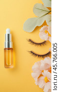 Eyelash serum enhancing growth and thickness for long, luscious lashes on yellow background. Стоковое AI-изображение, AI-художник Юрий Поздников / Фотобанк Лори