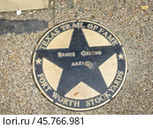 Звезда на тротуаре с надписью Texas Trail of Fame. Bruce Greene. Форт-Уорт, Техас (2019 год). Редакционное фото, фотограф Владимир Шипикин / Фотобанк Лори