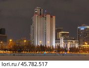 Вид на "Белый дом" через заснеженный Городской пруд. Екатеринбург. Редакционное фото, фотограф Алексей Иванов / Фотобанк Лори