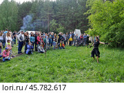 Зрители смотрят выступление группы фаер-шоу (2016 год). Редакционное фото, фотограф Александр Тараканов / Фотобанк Лори