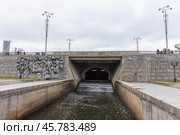 Plotinka. The City Pond Dam on the Iset River. Yekaterinburg, Russia. Редакционное фото, фотограф EugeneSergeev / Фотобанк Лори